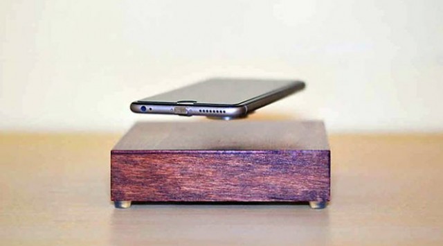 Канадские ученые представили зарядное устройство, с которым телефон левитирует в воздухе